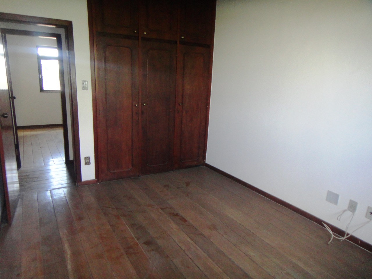 VENDO APARTAMENTO AMPLO NO CENTRO 
